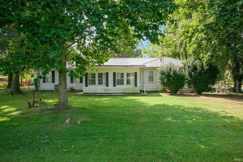 view of front of house featuring a front lawn