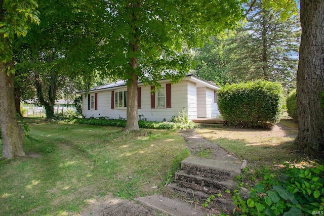 view of front of property featuring a front yard