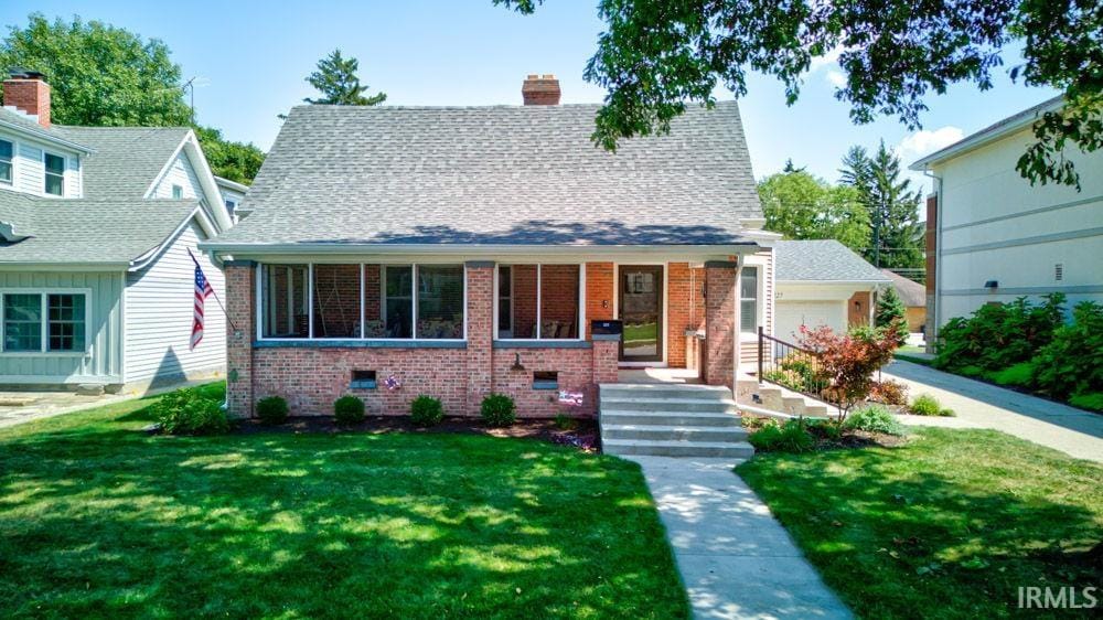 view of front of home featuring a front lawn