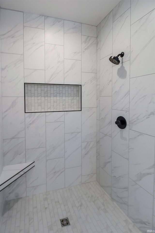 bathroom featuring a tile shower