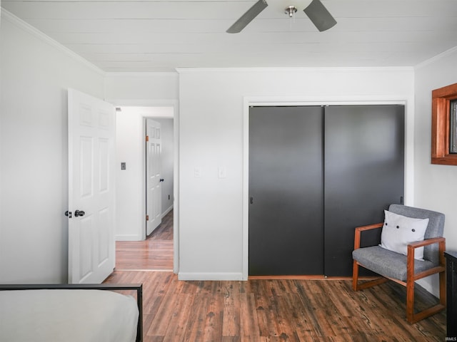 bedroom with wood finished floors, baseboards, ceiling fan, ornamental molding, and a closet