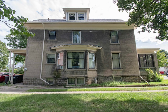 view of front facade featuring a front lawn