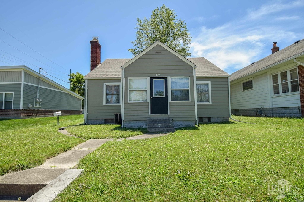 view of front facade featuring a front lawn