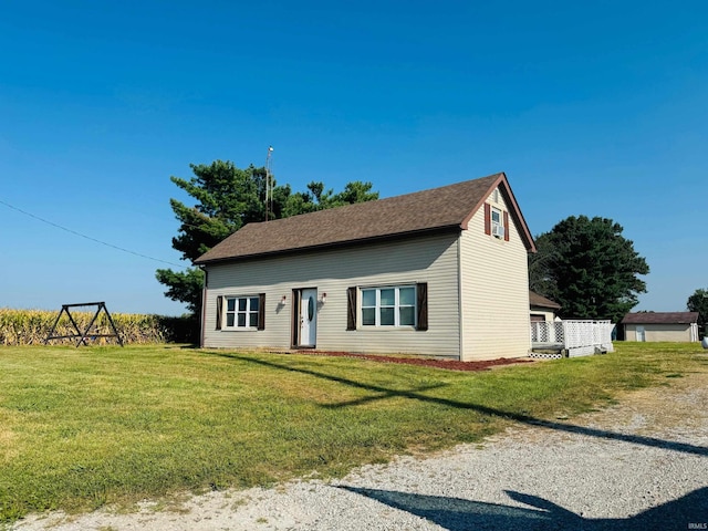 view of front facade featuring a front yard