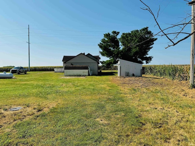 view of yard with an outdoor structure