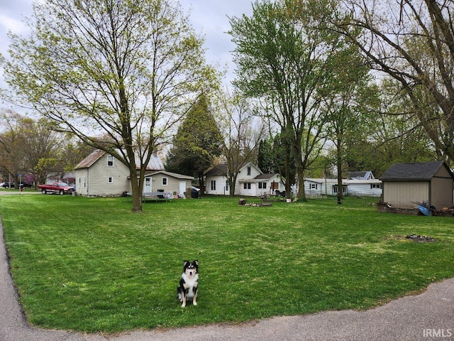 view of yard featuring a storage shed