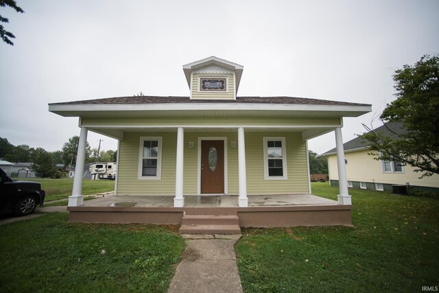 bungalow with a front lawn and a porch