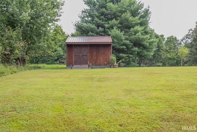 view of yard featuring a storage unit and an outdoor structure