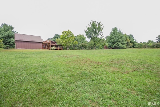 view of yard with an outbuilding