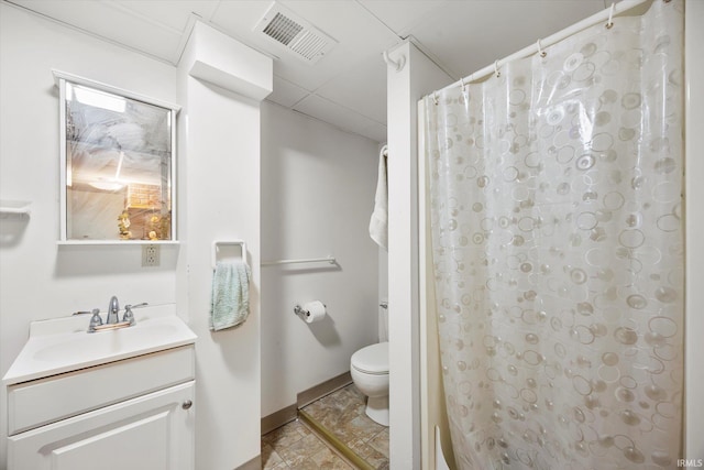 full bath featuring toilet, vanity, baseboards, visible vents, and tile patterned floors