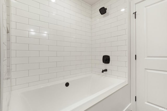 bathroom with tiled shower / bath