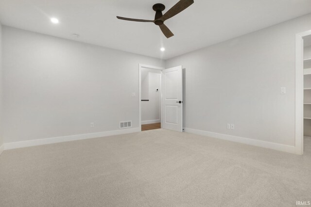 carpeted empty room featuring ceiling fan