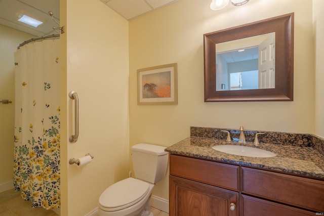 bathroom with a shower with curtain, toilet, vanity, and baseboards