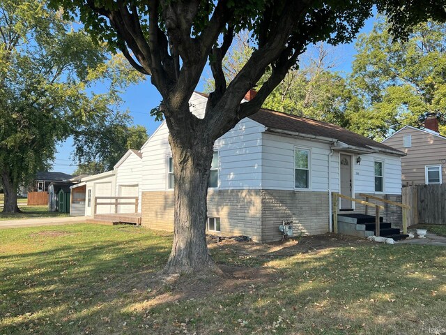 view of front facade with a front lawn