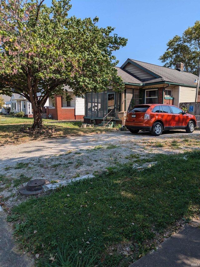 view of front facade featuring a front yard