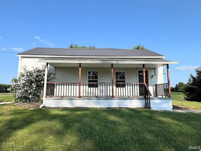 view of front of house featuring a porch and a front lawn