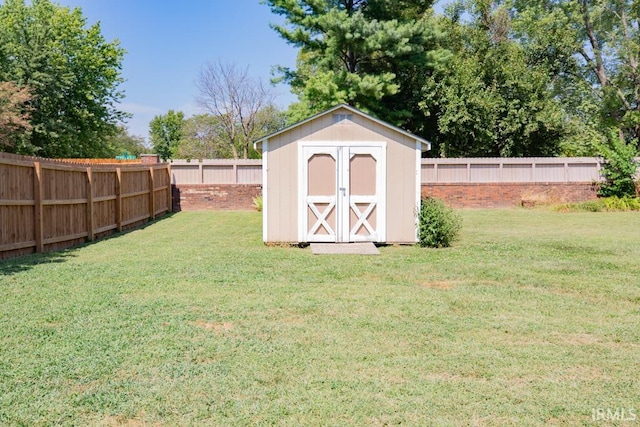 view of yard featuring a storage unit