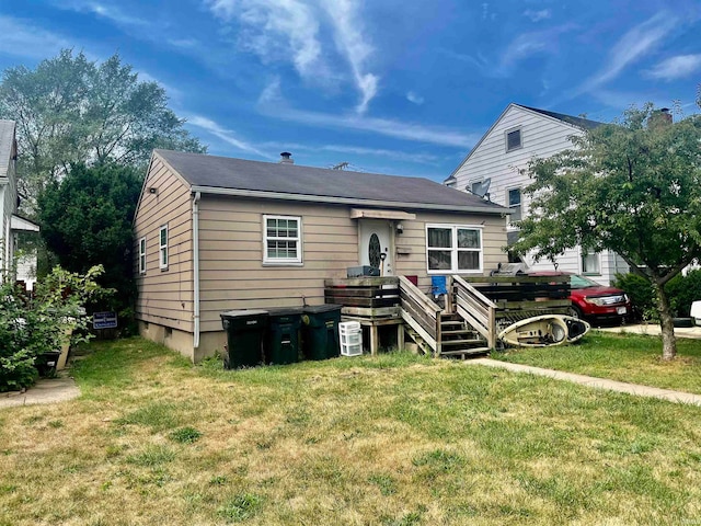 back of house featuring a lawn