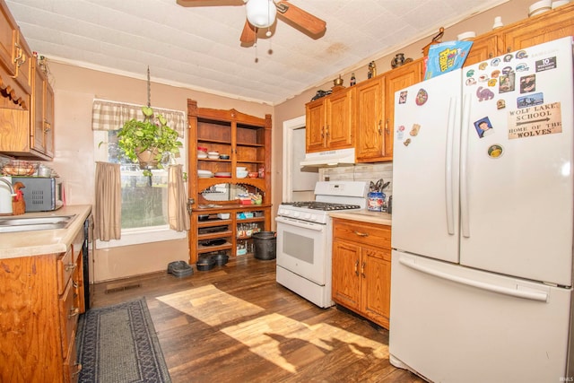 kitchen featuring white appliances, wood-type flooring, crown molding, sink, and ceiling fan