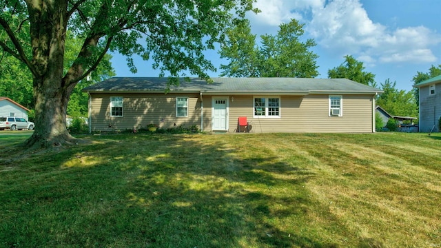 ranch-style home featuring a front lawn