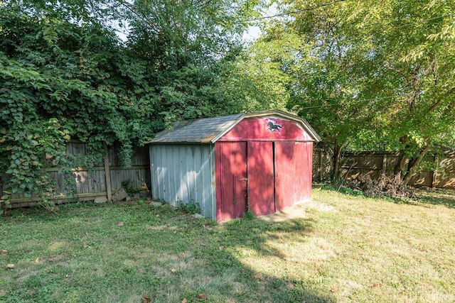 view of outdoor structure with a yard