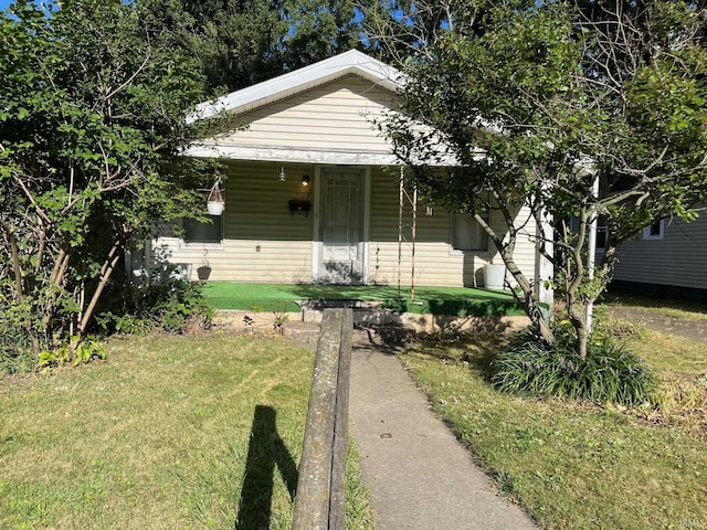 bungalow-style home featuring a front lawn