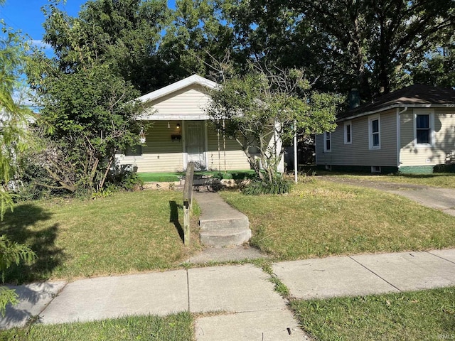 view of front facade featuring a front yard