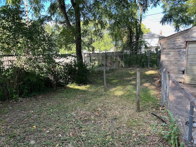 view of yard featuring a storage shed