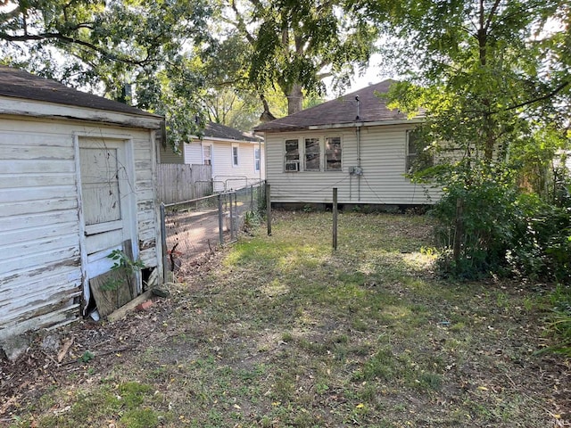 view of yard with a storage unit