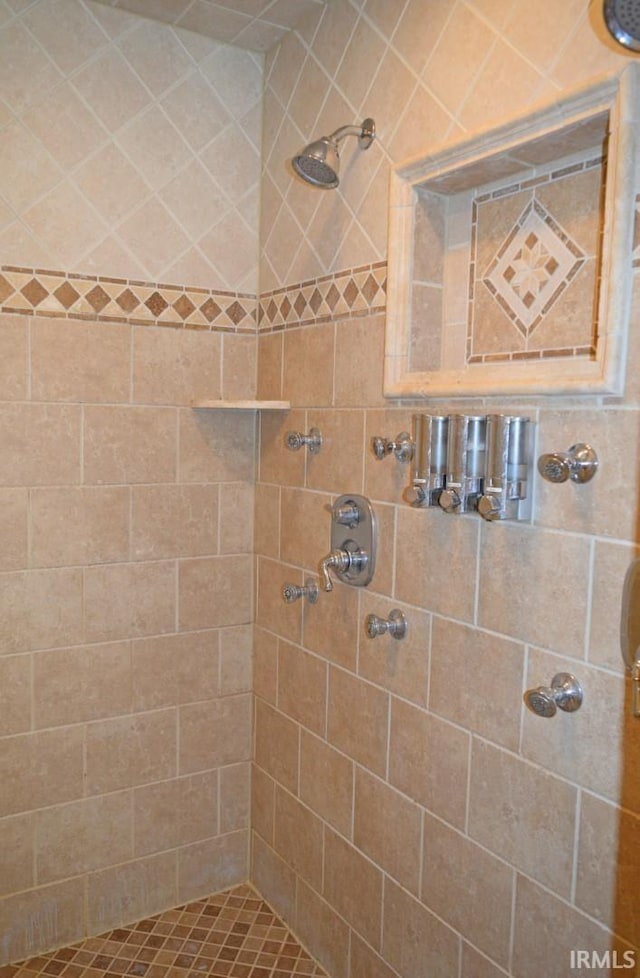 bathroom featuring a tile shower