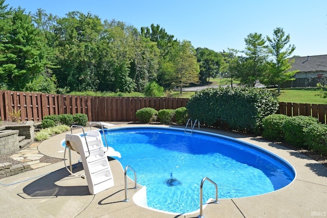 view of swimming pool