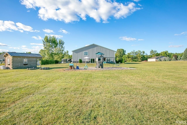 view of yard featuring an outdoor structure