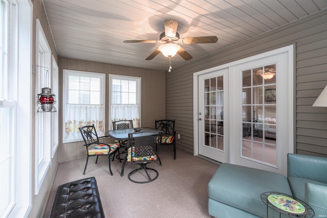 sunroom with ceiling fan