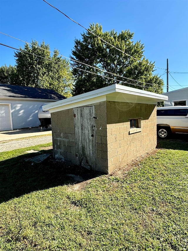 view of outdoor structure featuring a yard