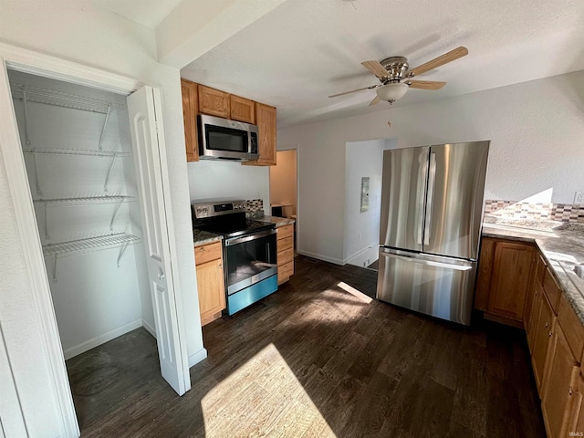 kitchen featuring a textured ceiling, stainless steel appliances, ceiling fan, and dark hardwood / wood-style floors