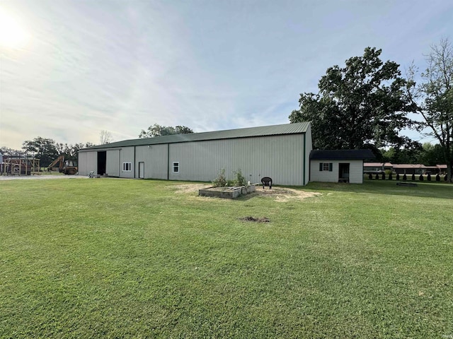 view of yard with an outdoor structure