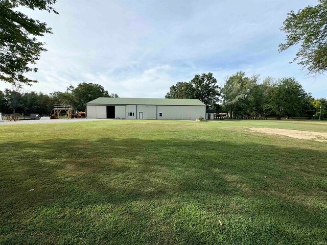 view of yard featuring an outdoor structure