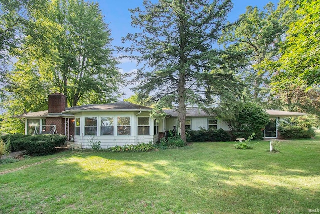 view of front of house featuring a front lawn