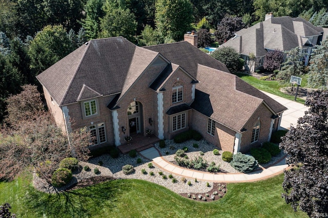 view of front of house featuring a front lawn