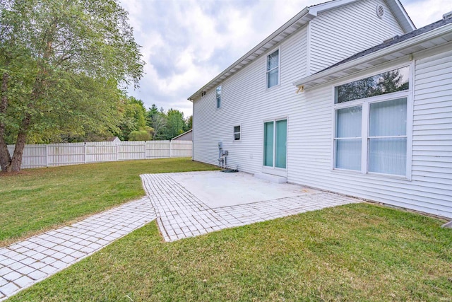 view of yard featuring a patio