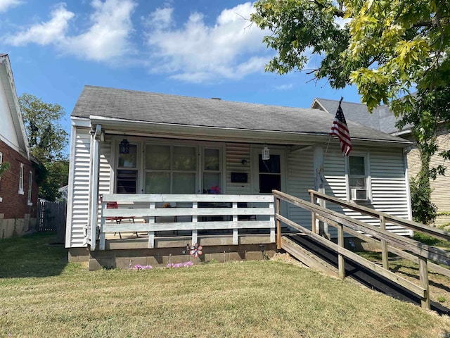 view of front facade featuring a front lawn and cooling unit