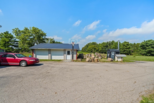 view of front of home featuring an outdoor structure and a garage