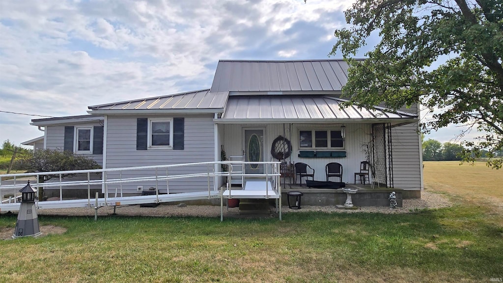 view of front of home featuring a front yard