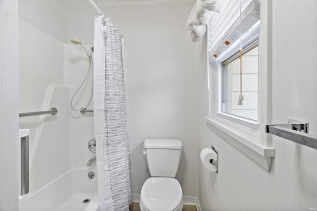 bathroom featuring toilet and shower / tub combo