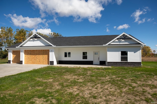 view of front of property featuring a front lawn and a carport