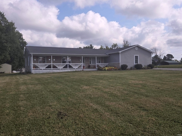 view of front facade featuring a porch, a storage shed, and a front yard