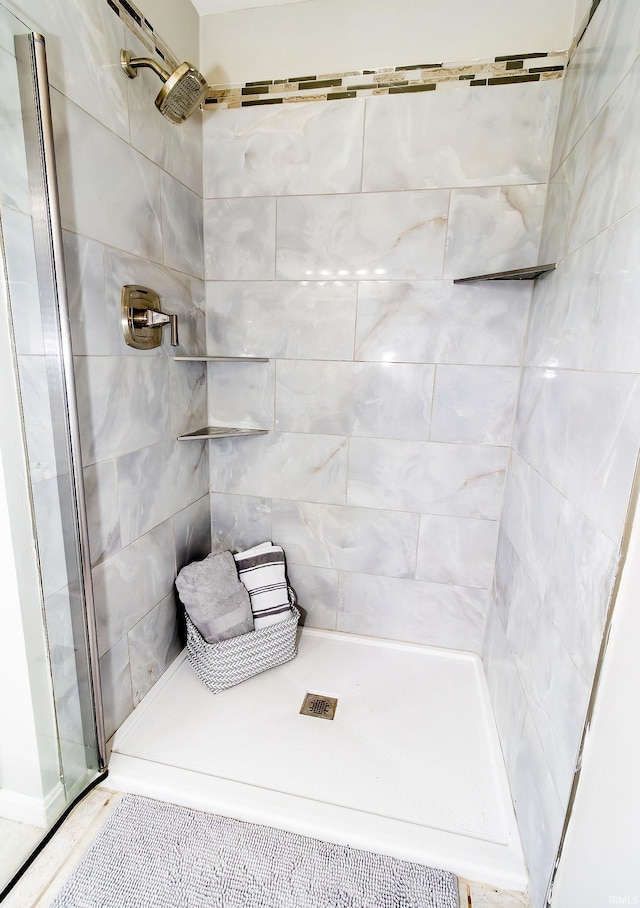 bathroom featuring tiled shower