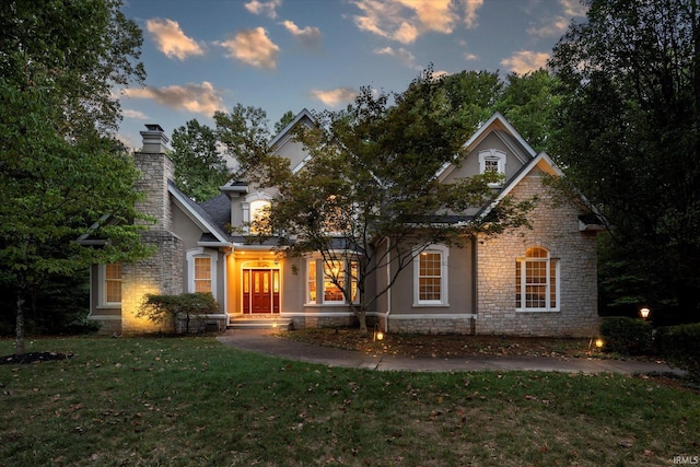 view of front facade with a yard