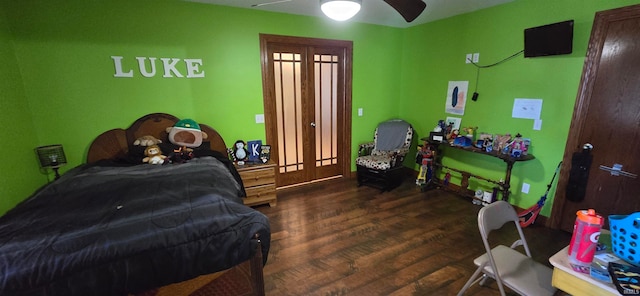 bedroom featuring dark wood-type flooring and ceiling fan