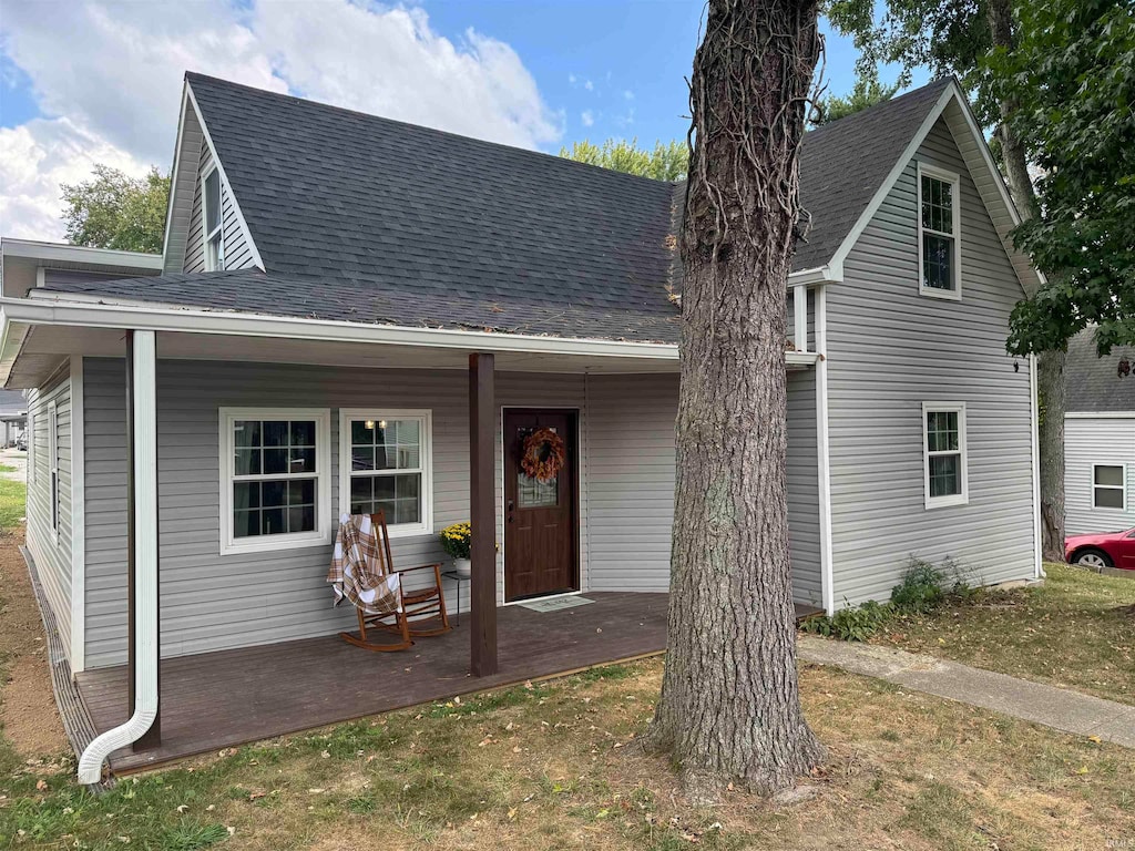 view of front of property with a front lawn and covered porch